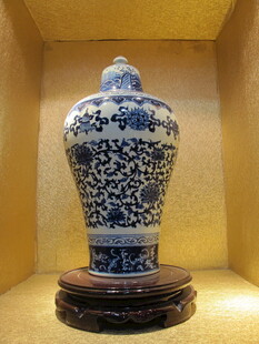 青花梅瓶展示于古朴空间