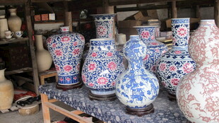 精美多彩陶瓷花瓶陈列