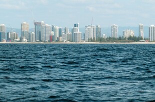 海上远眺城市天际线