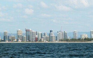 海滨城市天际线景观