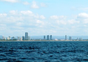 海滨城市天际线海景