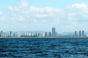 海滨城市天际线与辽阔大海