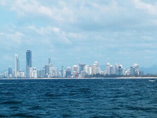 海上远眺城市天际线