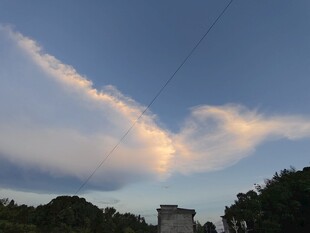 黄昏时分的绚丽天空