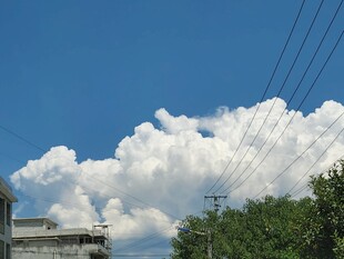 蓝天之下的白云与电线