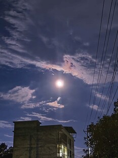 月夜下的建筑与云景
