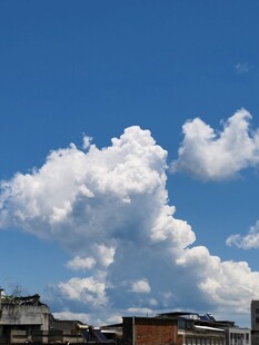 蓝天之下的城市与云朵