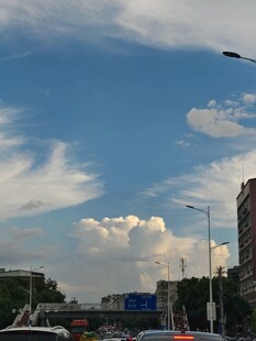 城市上空的美丽云彩