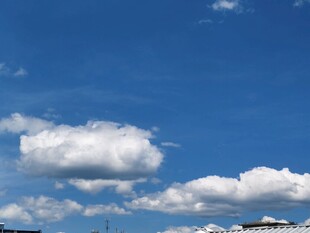 蓝天飘白云