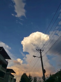 乡村天空下的云朵与电线