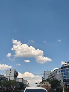 城市上空的蓝天白云