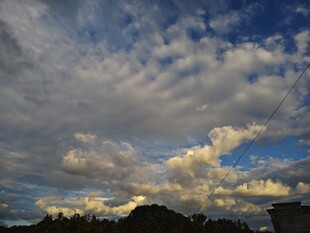 傍晚天空中的壮丽云彩