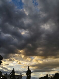 黄昏时分乌云下的城市景观