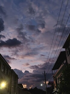 黄昏下的街道与绚烂天空