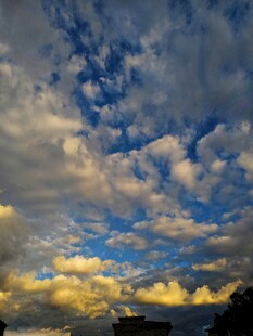夕阳下的绚烂天空