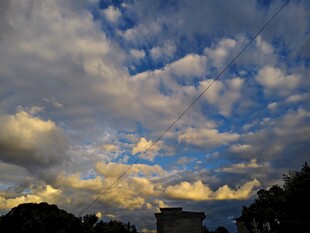 夕阳下的壮丽云层景观