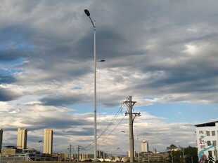 城市天际线与高耸路灯