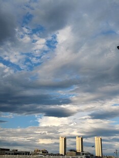 城市上空的壮丽云层景观