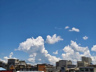 城市上空的蓝天白云
