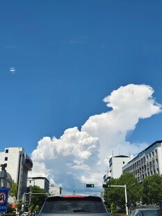 城市街道上的蓝天白云