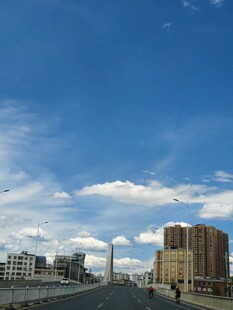 城市蓝天街道建筑景观