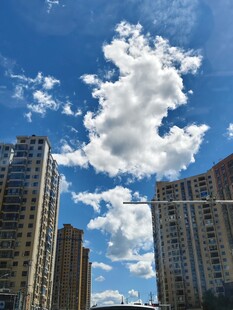 城市上空的白云蓝天