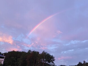 晚霞中的绚丽彩虹