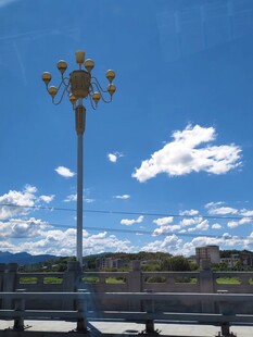 蓝天之下的路灯