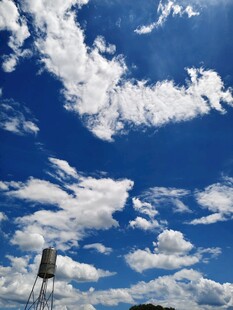 蓝天之下的高耸水塔