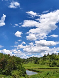 蓝天白云下的绿水青山