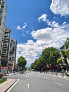 城市街道 蓝天白云