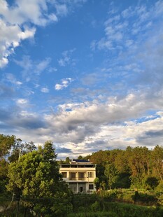 山间小屋 蓝天白云