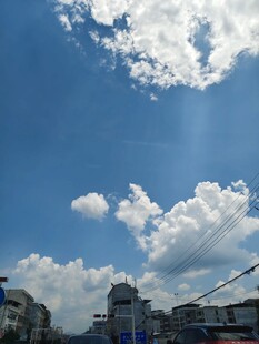 蓝天白云下的城市景象