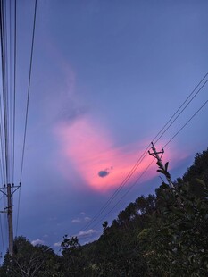 黄昏时分的电线与绚烂天空