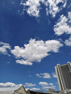 蓝天高楼与白云