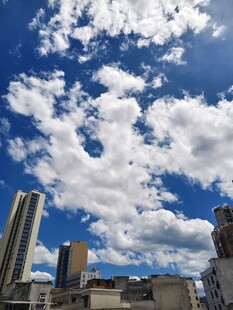 城市上空的蓝天白云