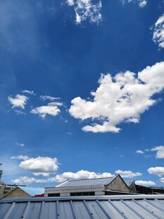 蓝天屋顶上的白云美景
