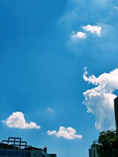 晴朗蓝天飘着几朵白云