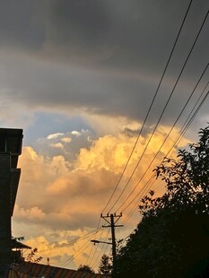 黄昏时分的天空与电线