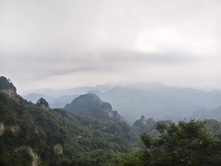 云雾缭绕的壮美山峦