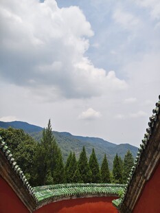 中式屋檐下的青山绿树