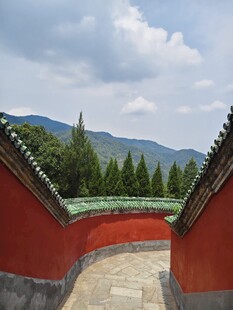 红墙绿瓦间的山水景致