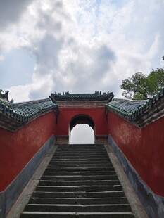 红墙古阶映云天