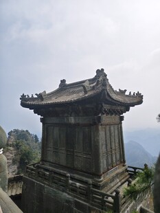 古朴中式阁楼屹立山间