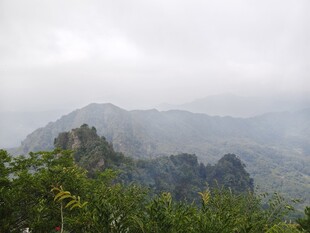 云雾缭绕的山峦景色