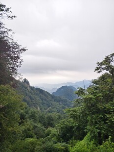 山林间的秀丽自然风光