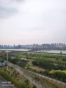 城郊田园与远处城市景观