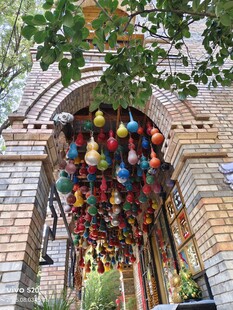 拱形门悬挂多彩葫芦