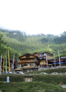 山间藏式建筑景观