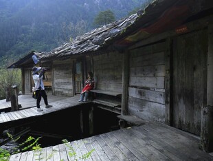 山间木屋前的闲适场景